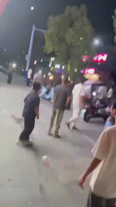 老头乐疯了，你肯定能懂啥意思。
10月15日网友发布视频，红色老头乐街头发了羊角