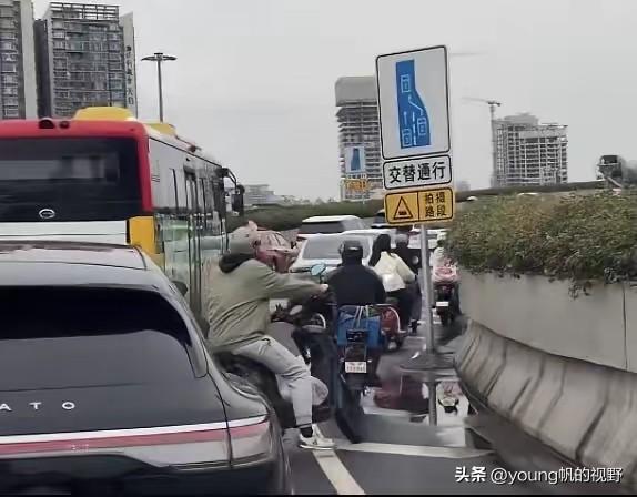 有网友发图，广州鹤洞桥上塞车时，电鸡见缝插针的穿行其中。目前了解到广州的一些跨珠