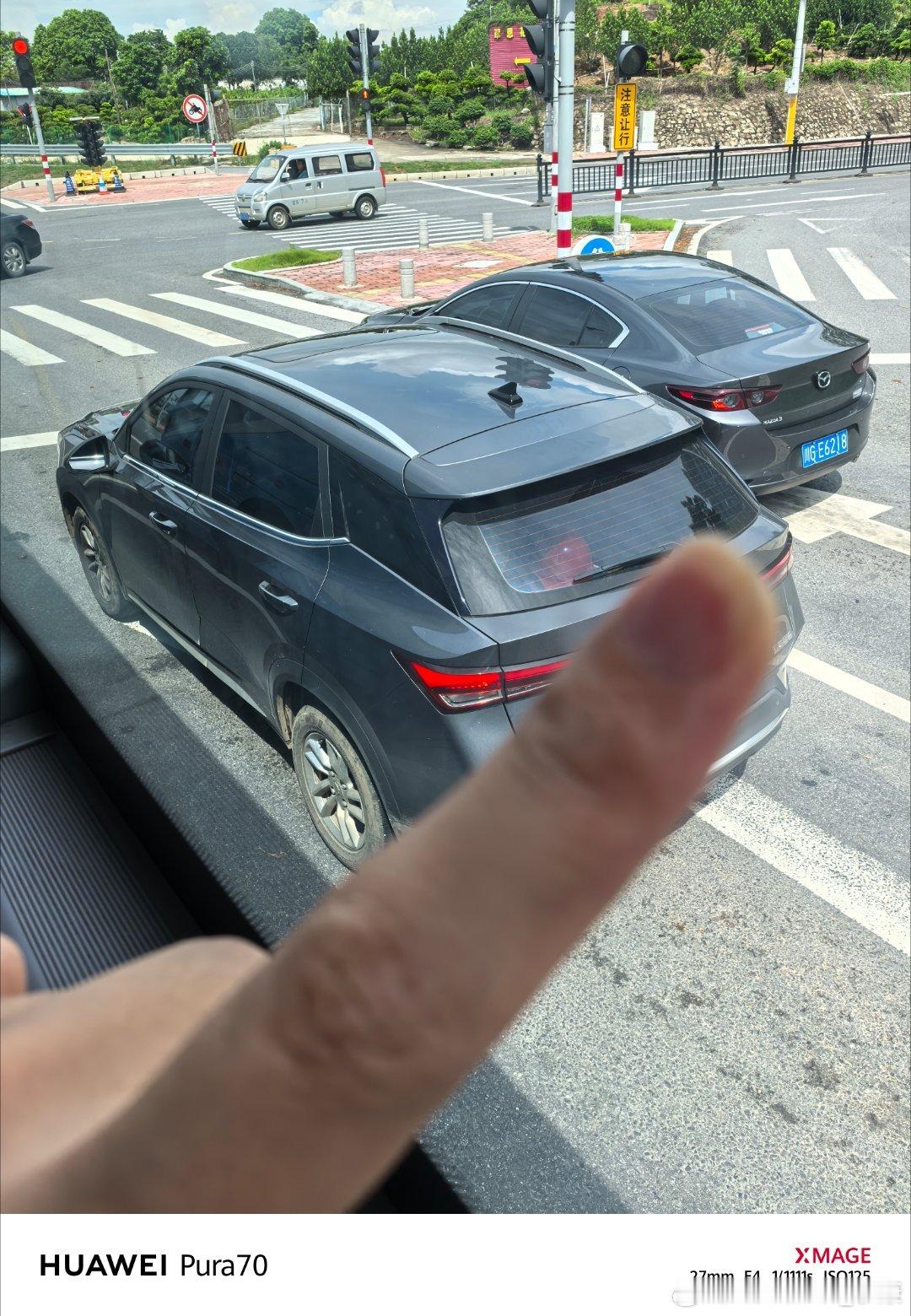 五菱SUV，遮住品牌logo，还挺规整的设计。[doge] ​​​