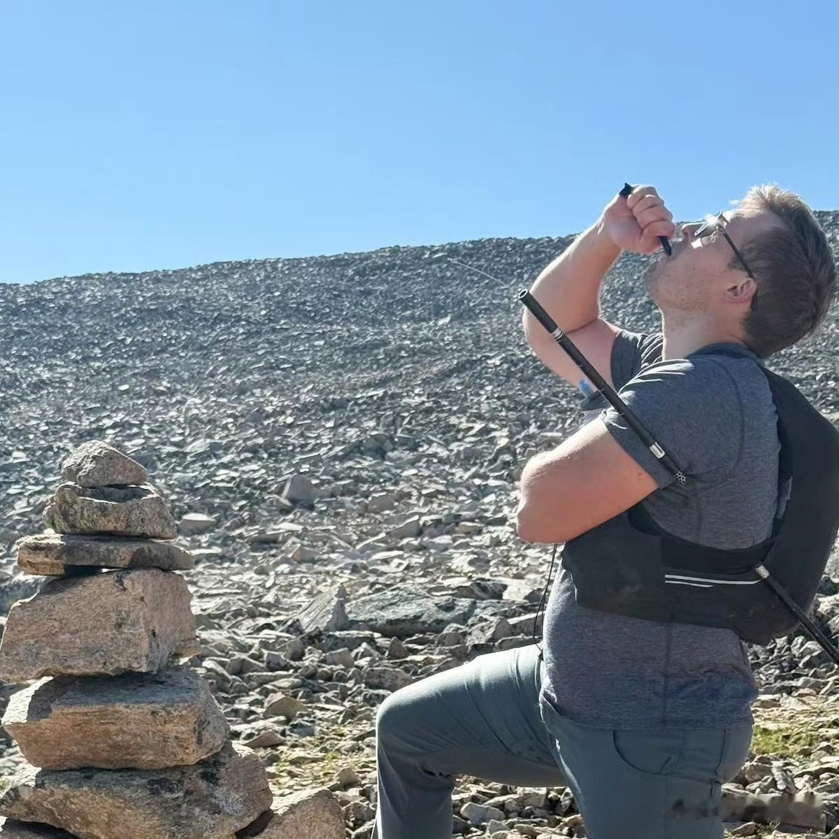 蒙大拿州一名徒步旅行者意外摔倒，撞上了自己的登山杖，登山杖刺穿了他的躯干。他判断
