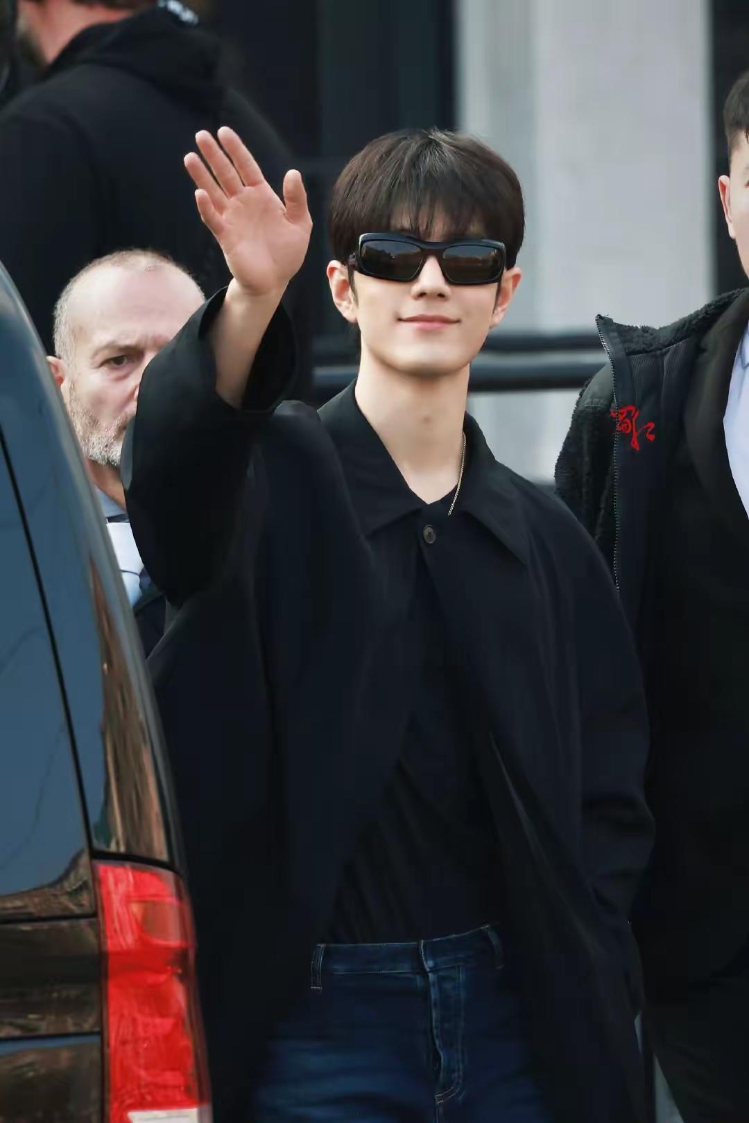 说实话，看到肖战在海外被高奢捧着供着这阵仗，我脑子里就蹦出四个字：活久见。

国