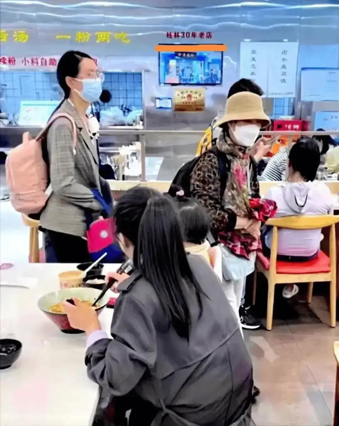 “金华插队婆孙俩”现身广西桂林，一路上包裹十分严实，生怕别人认出来似的，在经历了