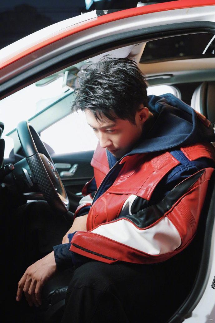 黄景瑜扣子想开了黄景瑜这身材也太顶了，赛车服扣子都快绷不住了！林臻东出场自带气场