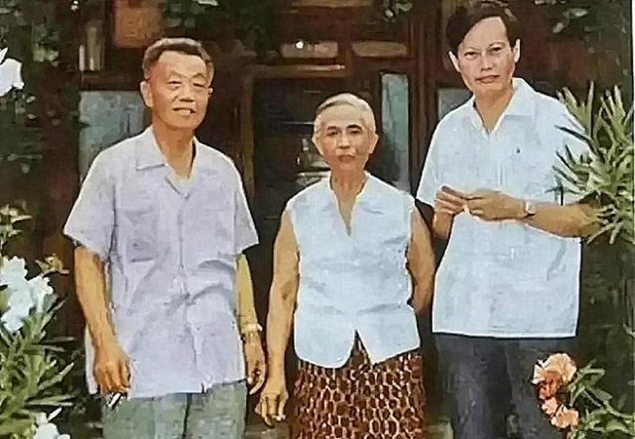 照片拍摄于1971年，杨振宁和岳父杜聿明、岳母曹秀清合影。这是杨振宁阔别祖国26
