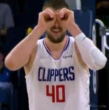 据船记Tomer Amarly报道，快船拒绝了一份用一个首轮签加一个首轮签互换权