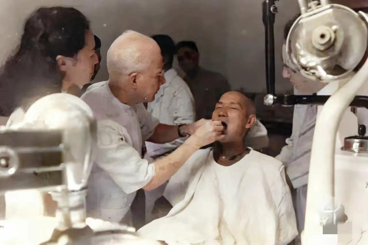 一张照片记录了1949年冬蒋介石在华西协合大学口腔医院就诊的场景。他为治牙疼于此