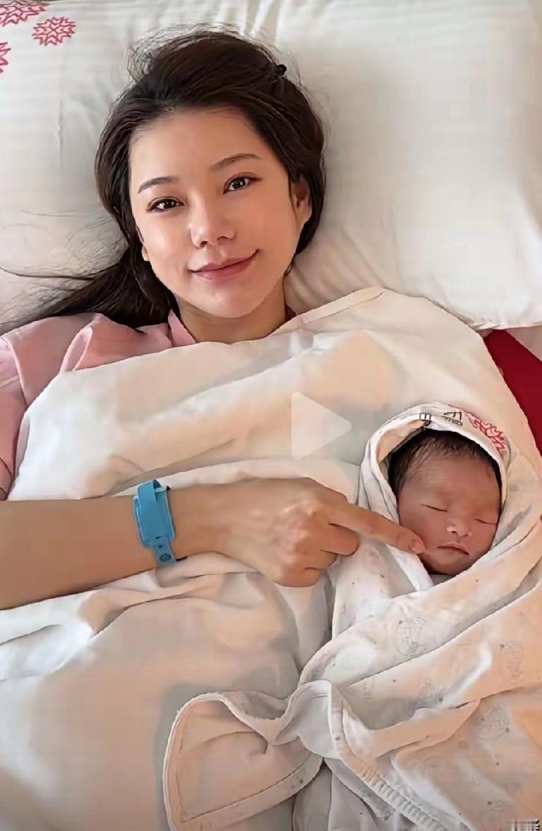 汪小菲终于逃离了大S的阴影。
大年初七，他儿子落地，但这次让他得救的不是前妻，而