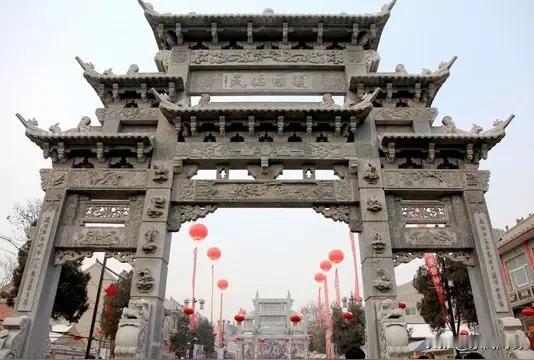 鹧鸪天·石林古镇红色游
                  符进朝
牌楼巍峨历沧