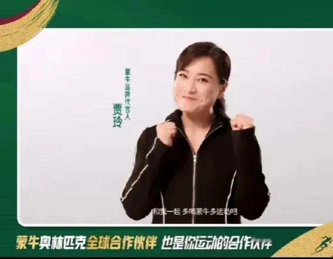 减肥后的贾玲，笑起来简直就是假笑既视感！

小蛮腰，大长腿，现在的贾玲在娱乐圈可