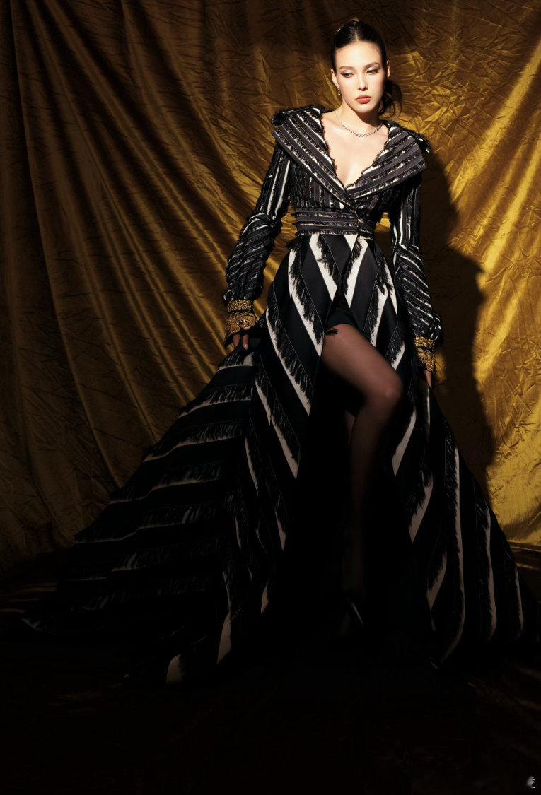 气场拉满！更新微博：穿普拉达的女王2👑 她参加了《穿普拉达的女王2》中国首映礼