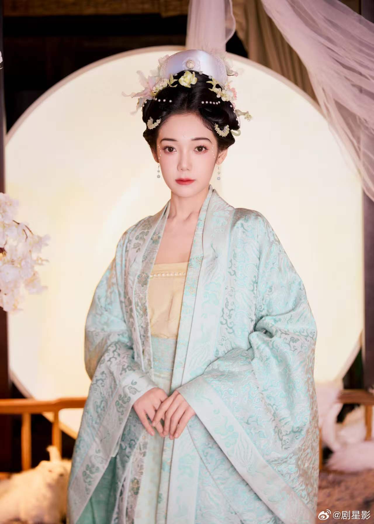 希林娜依高央视元宵造型 希林娜依高元宵宋制造型，真的是太有古典的气质了呀，这一次