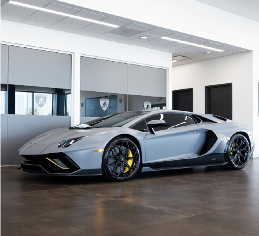 Aventador LP 780 - 4 顶级版这款车身披灰褐色亚光漆，其内饰采