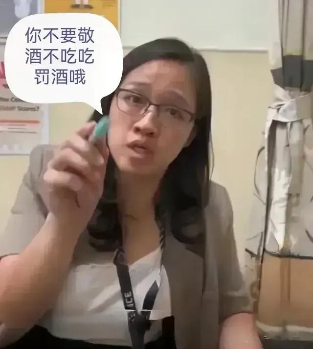 我看着那帮肥头大耳、满脑肥肠、大腹便便、油光满面、肠肥脑满、臃肿不堪的寄生虫们，