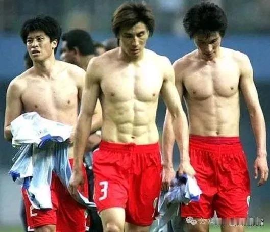 2004年的国足和2024年的国足，可以看出20多年了，我们的生活条件越来越好了