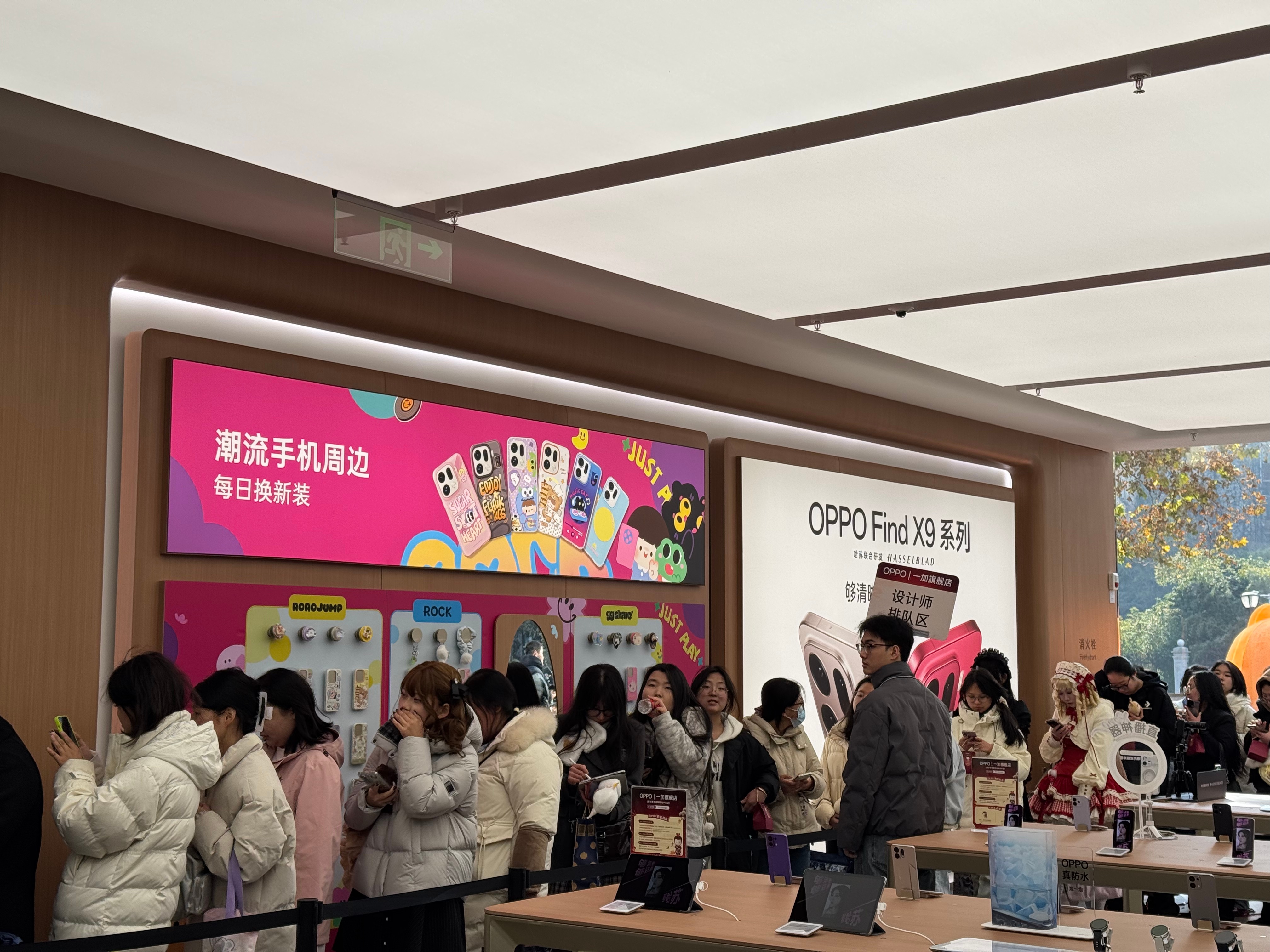 OPPO一加旗舰店西安赛格国际购物中心店今日正式开业！秦砖唐纹的长安味儿拉满，灯