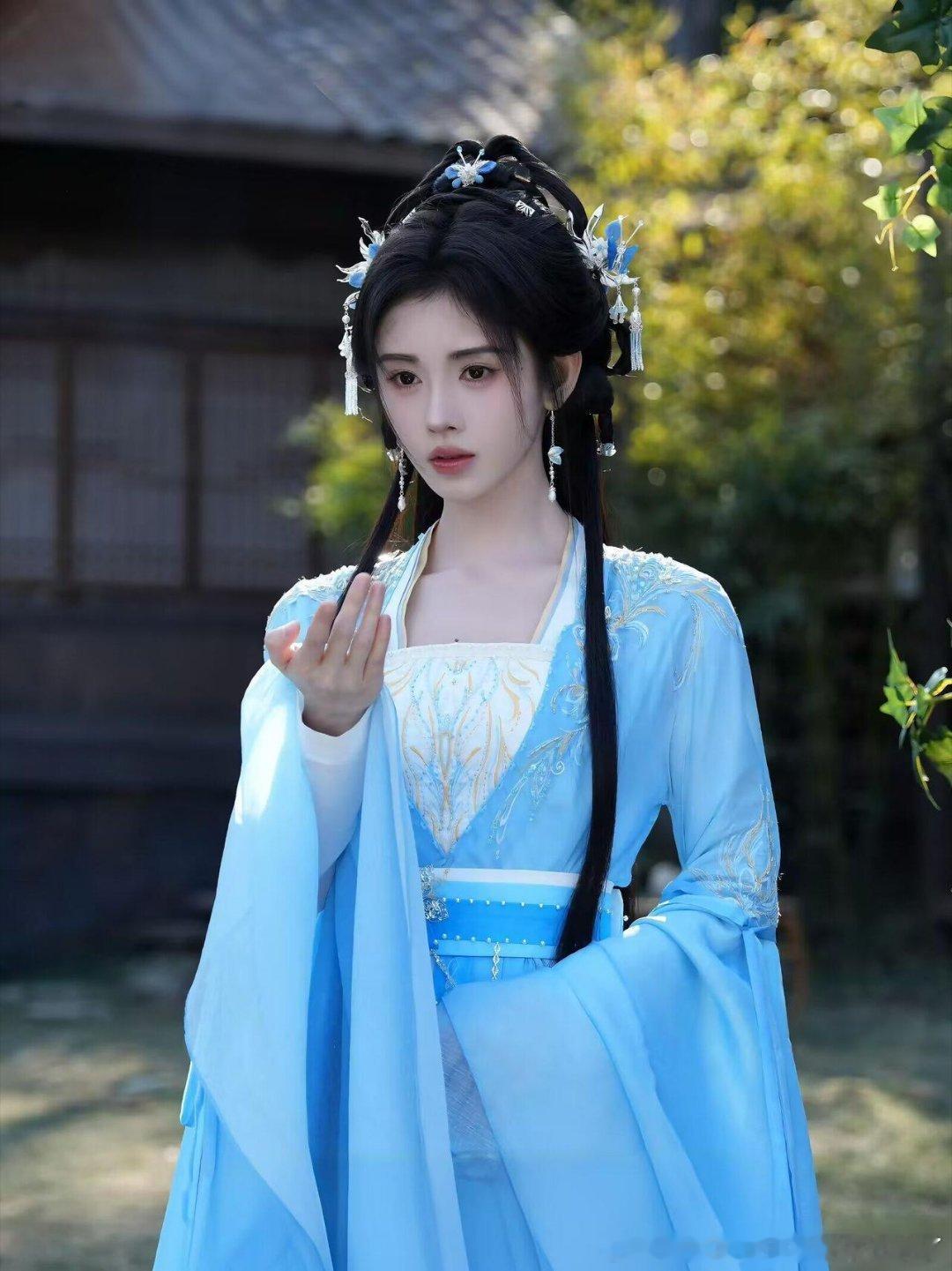 鞠婧祎发量被怀疑戴了假发片笑死，鞠婧祓发量被质疑戴假发片！妆发老师亲自下场打假，