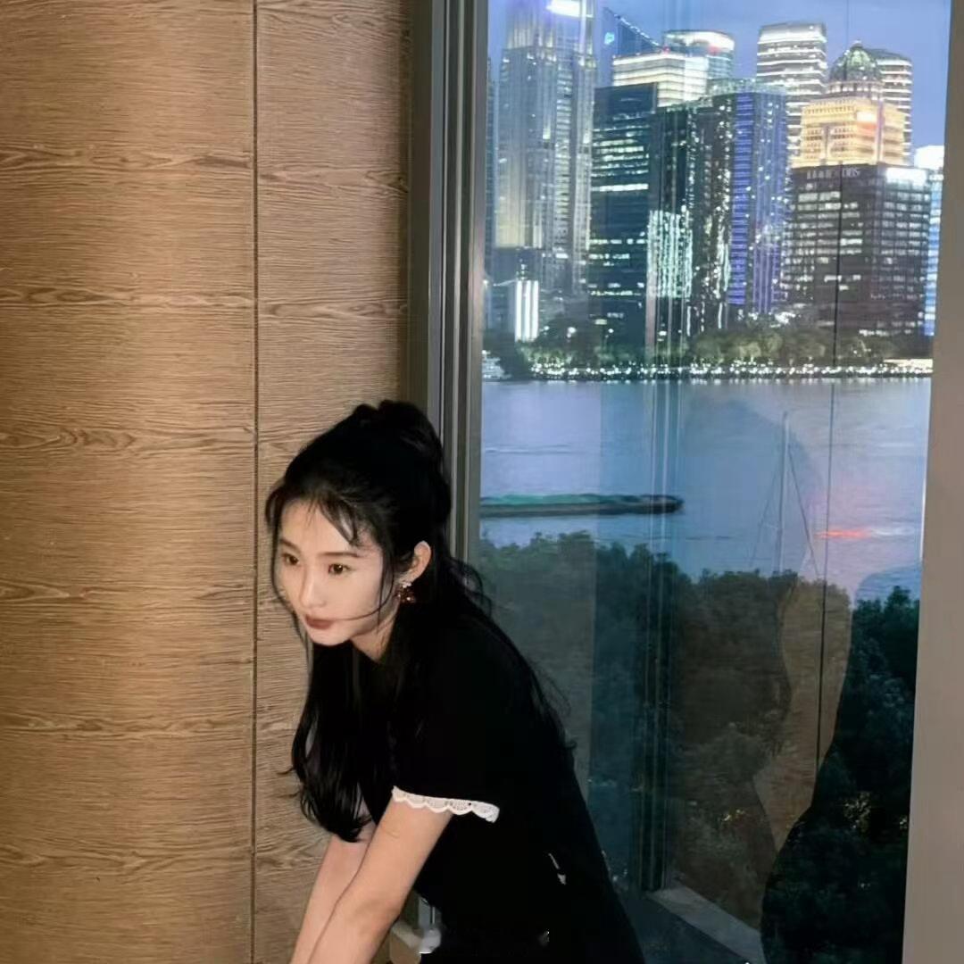 张艺凡这可不兴打错啊 中气十足的一声“艺打错了”，把旁边人都吓了一跳。张艺凡用实