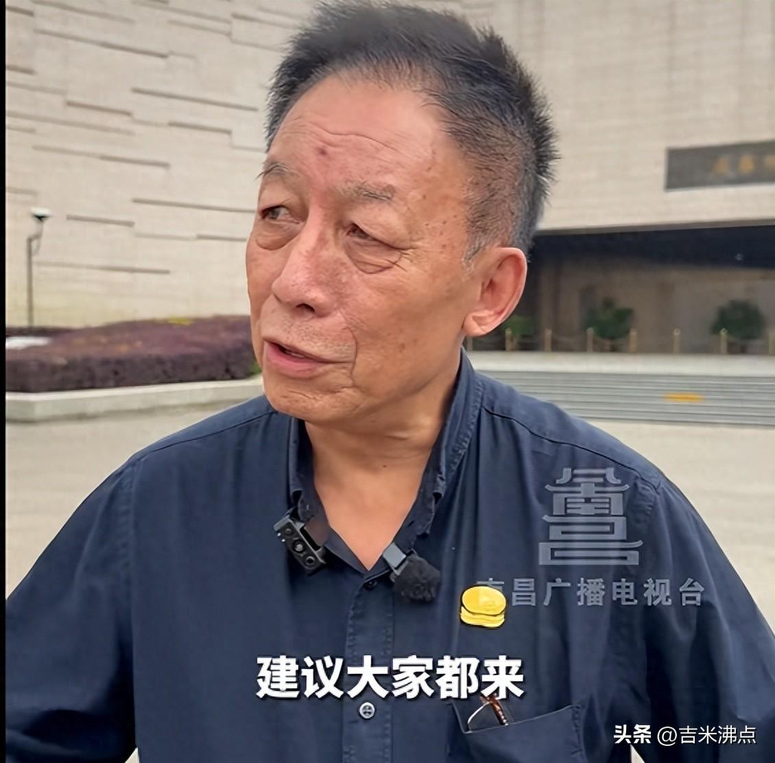 易中天站在展柜前发呆，诏书木牍就躺在那儿，2000年没动过。
那天是5月22号，