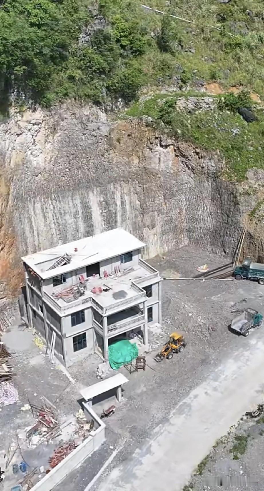 房主建房在这个位置是非建不可吗？君子不立危墙之下，这句话房主估计没有听说过。
房