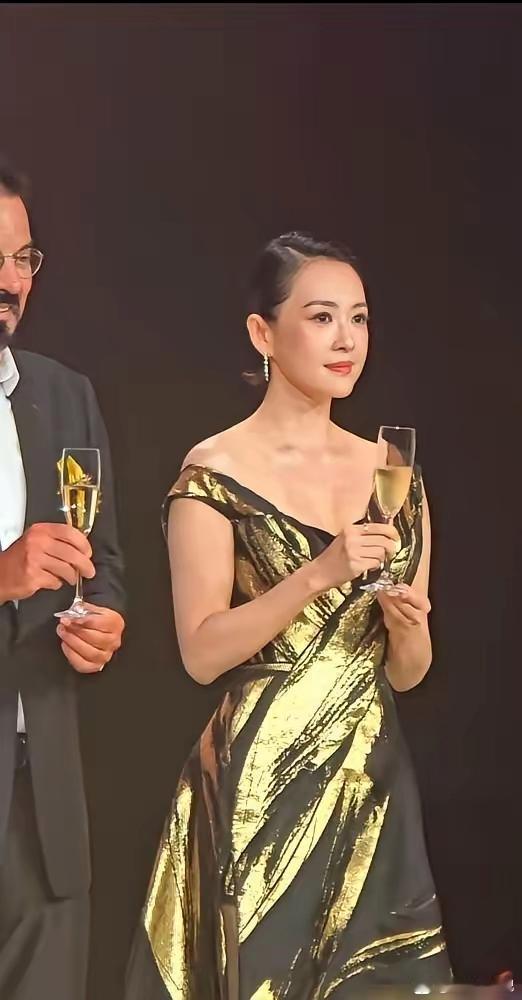 230万砸进去，3个亿拿出来章子怡这波操作，直接把同行看懵了。前几天她穿着黑金长
