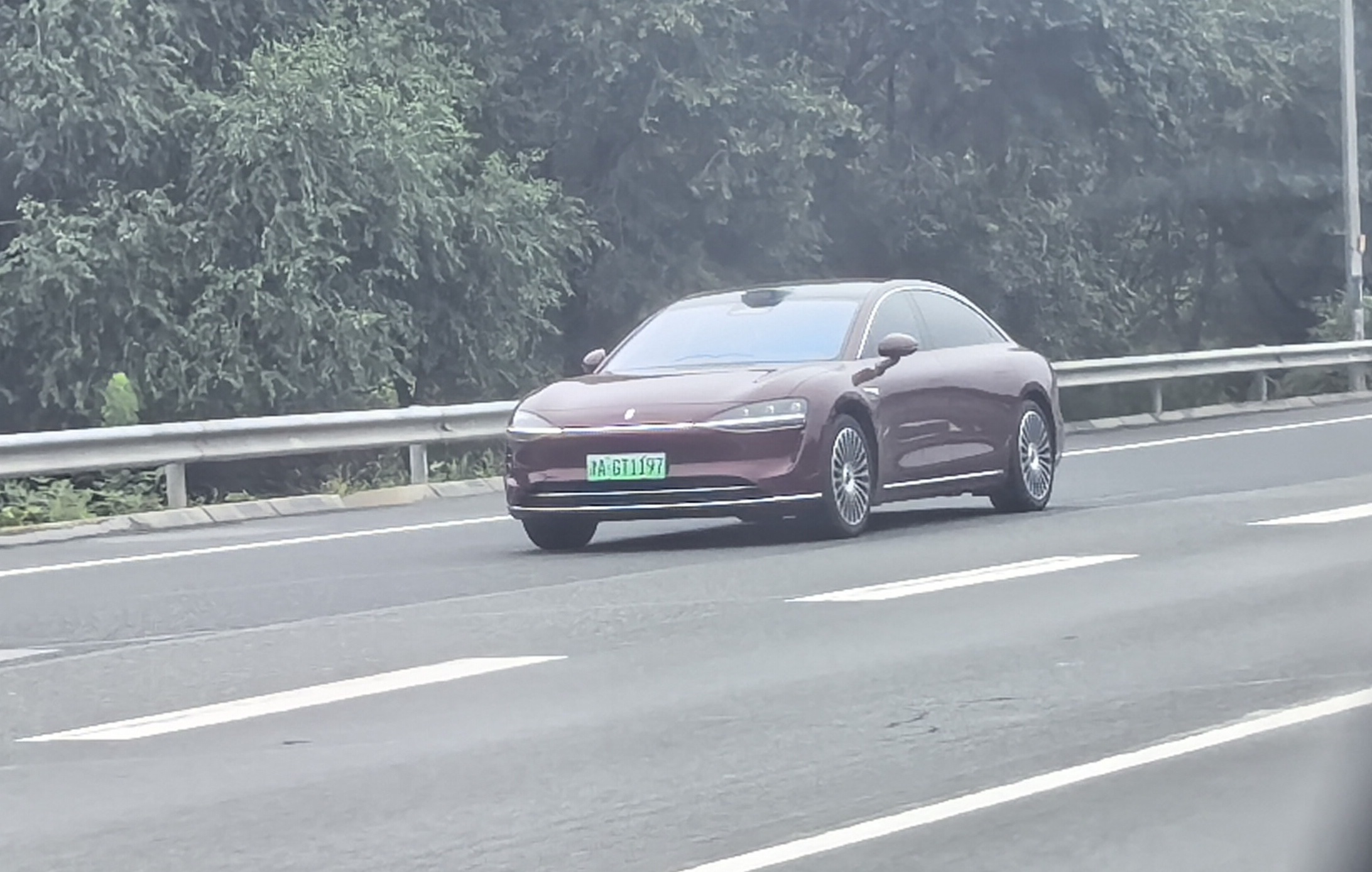 昨天在北京的高速上，偶遇一辆红色享界S9。北京高端“特产”