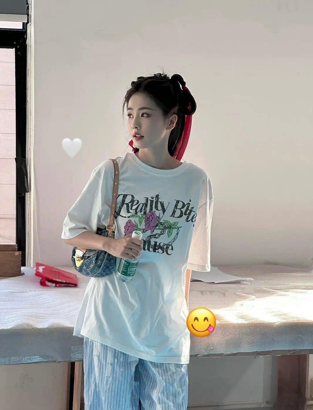 白鹿这个lv包背了四个月了，是在舔lv大使吗？ ​​​