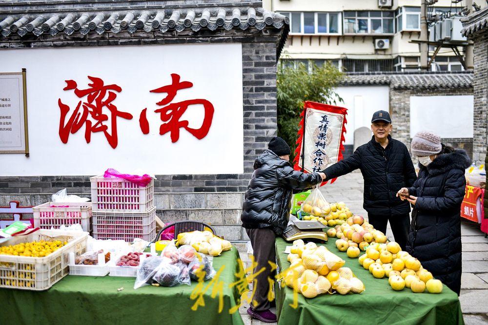 【在650年文保建筑里寻味地道年俗】1月31日，记者在位于明府城、拥有650余年