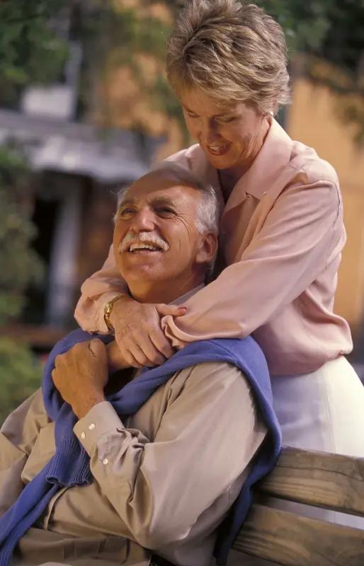 人到晚年，指望谁、依靠谁真是个现实问题。别老想着指望子女，他们有自己的生活压力。