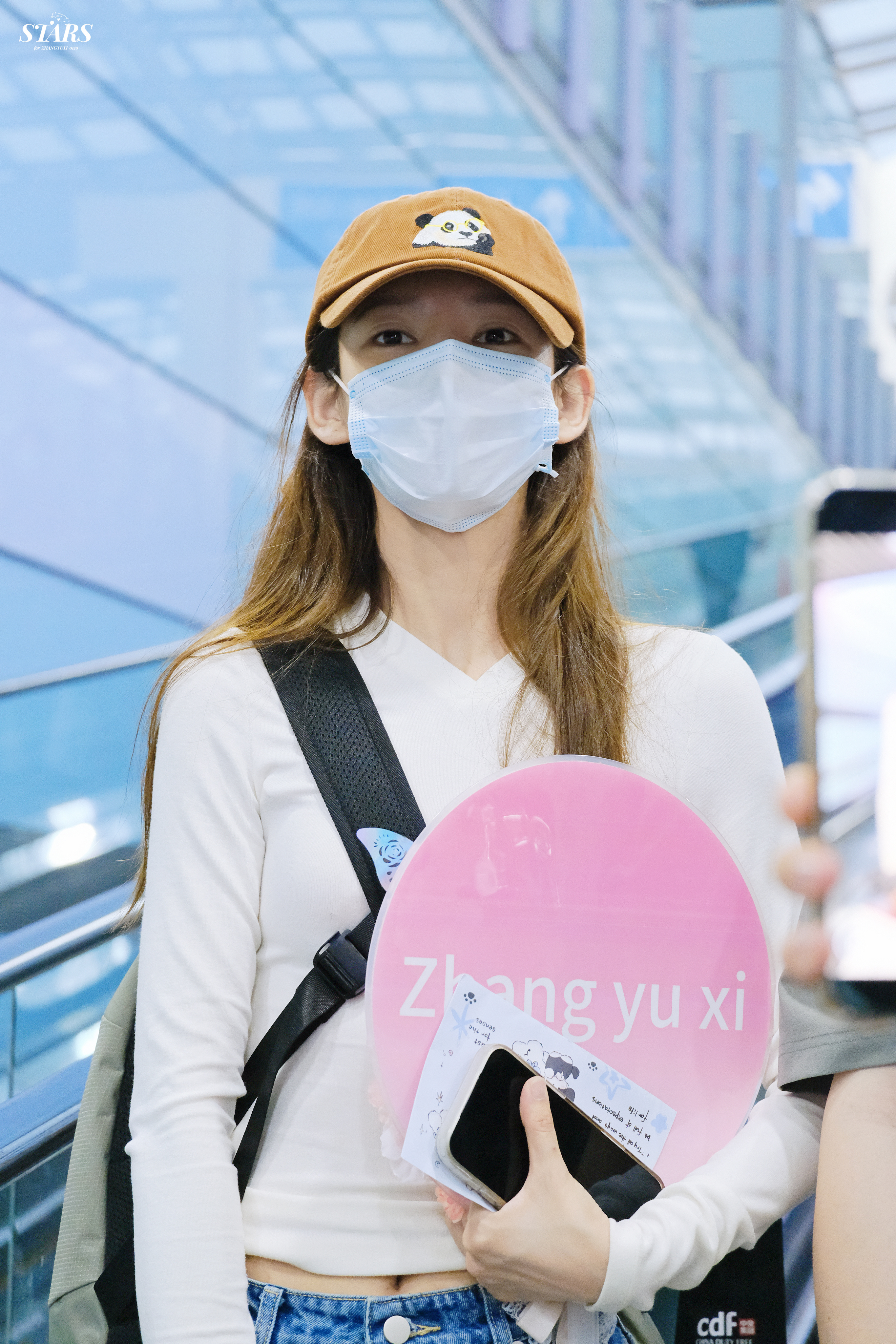 张予曦  260803 伦敦✈️北京 到达看到这张脸 我将会给全世界一个好脸色小