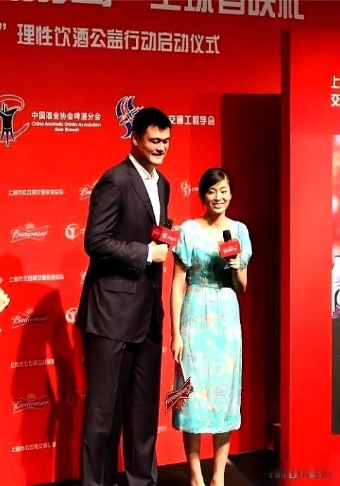 2007年，叶莉嫁给姚明后，定下了一条家规：“晚上睡觉的时候，必须在床中间留一条