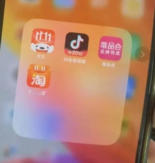 一个有趣的现象，平常都是淘宝、京东，天一冷就记起了唯品会？

说白了，这就是咱们