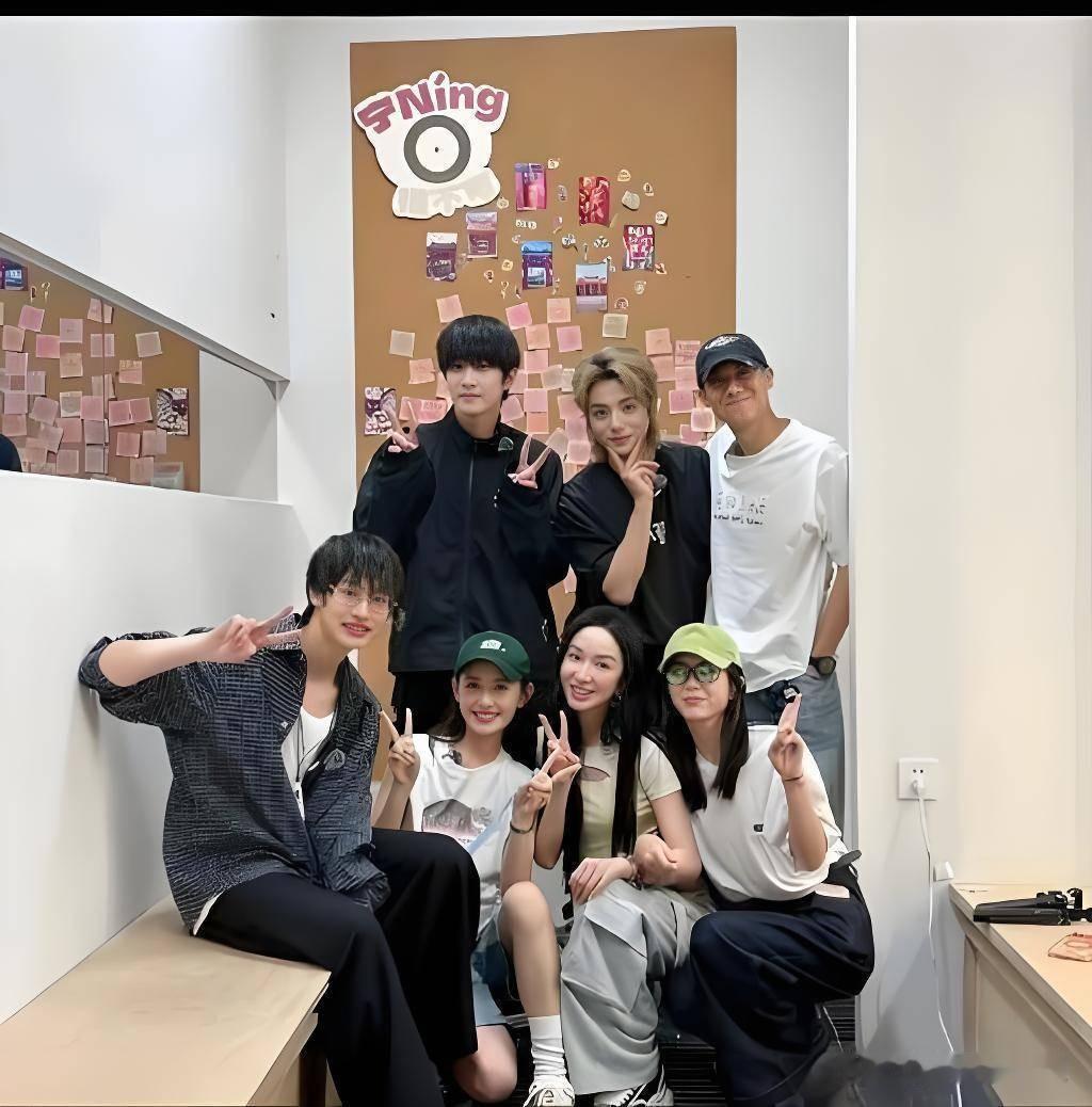 7月9日，“多名艺人发声讨债”冲上热搜。先是《开放营业中》被曝资金链断裂欠薪，接
