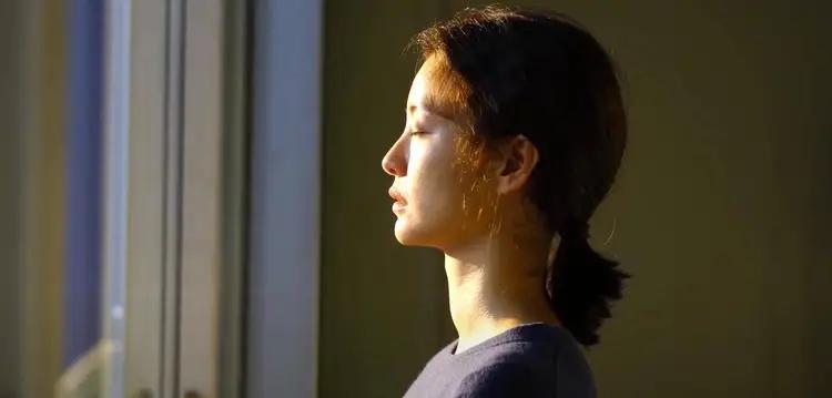 结婚20年，她第一次给自己买了件新衣服。

不是买不起，是不敢。

老公每个月给