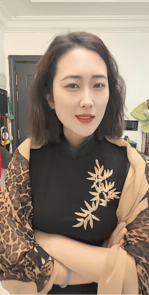 语言的魅力。
女子是一本正经的开车。
原本她一人知道的梗，现在搞得好似让人也知道