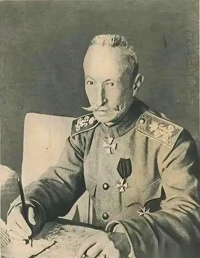 白军干了件最蠢的事。
他们把人家儿子给毙了。
这下可好，直接把一个本来想两耳不闻