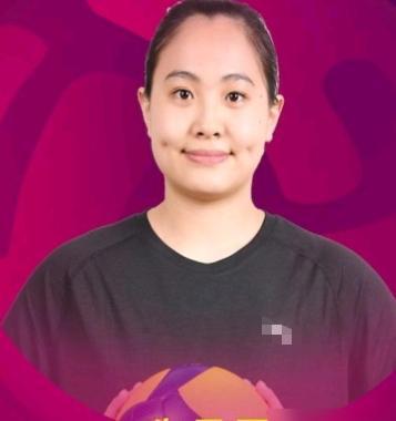 中国女排又出怪事，主教练赵勇是不是疯了？他竟然把一个 18 岁的副攻王奥芊，当成
