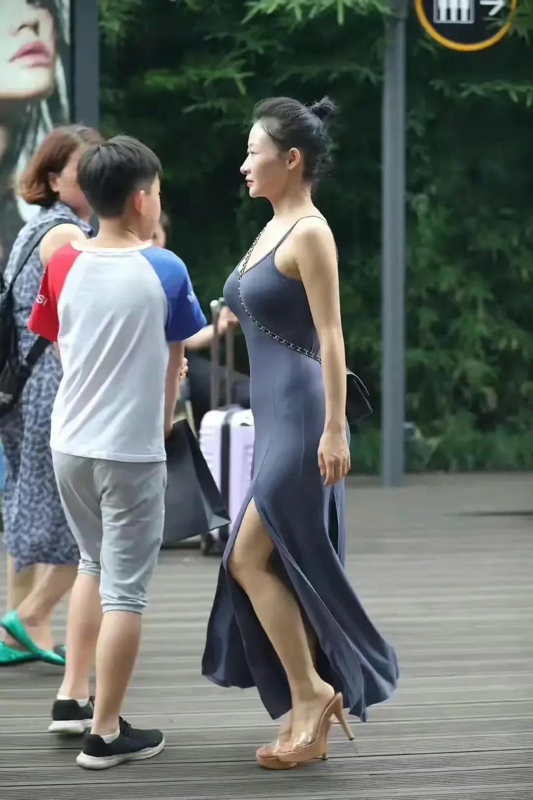 我后来才知道真正放下一个人是什么感觉。不是心里缺了很大一块，空荡荡却嗡嗡作响。而