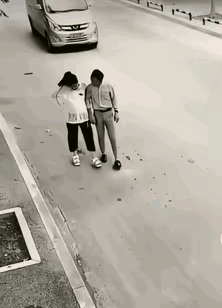 视频里这一幕
丈夫这一跪
真的把我感动得流眼泪
 
马路上，怀孕的妻子突然腹痛倒