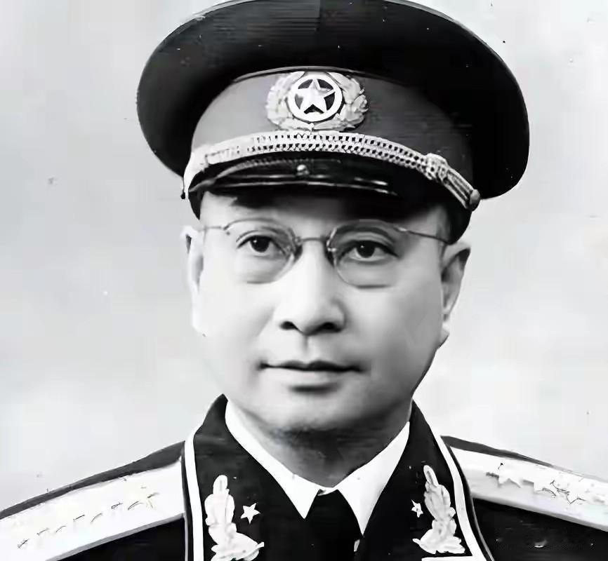 1952年，一个死刑犯站上了讲台。
手里没有镣铐，拿的是粉笔。台下坐着的，是中国