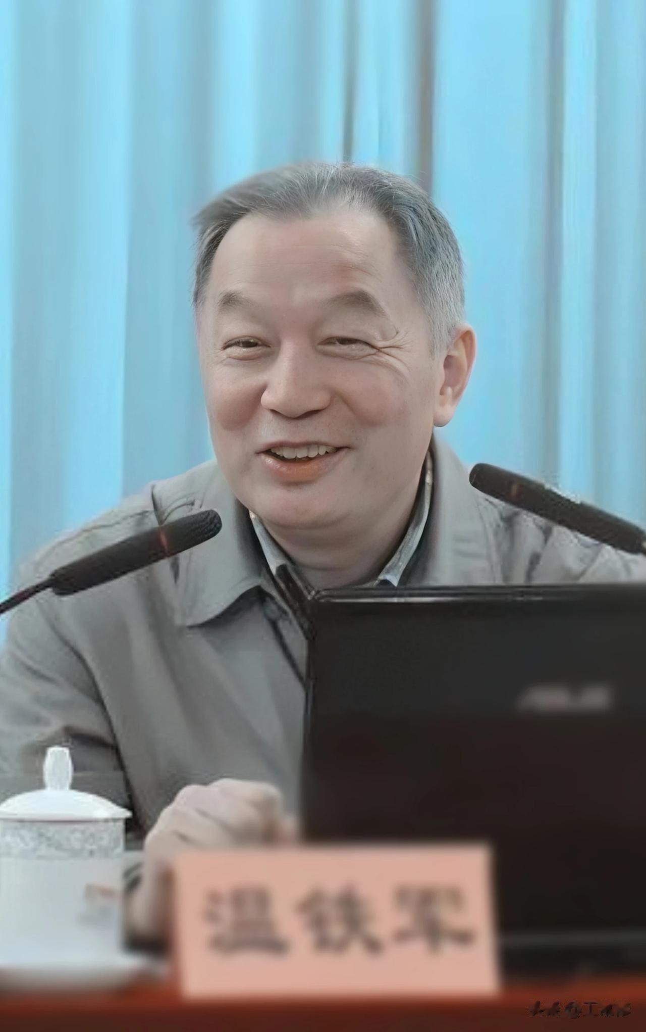 演讲中，温铁军说:大家发现没？这两年的农村有个怪现象，很多返乡青年不愿干农活，整