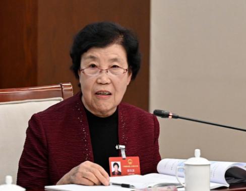 当年为了针对大寨，郭凤莲被一纸调令迁走。直到91年她才重返故土，可眼前早已破败不