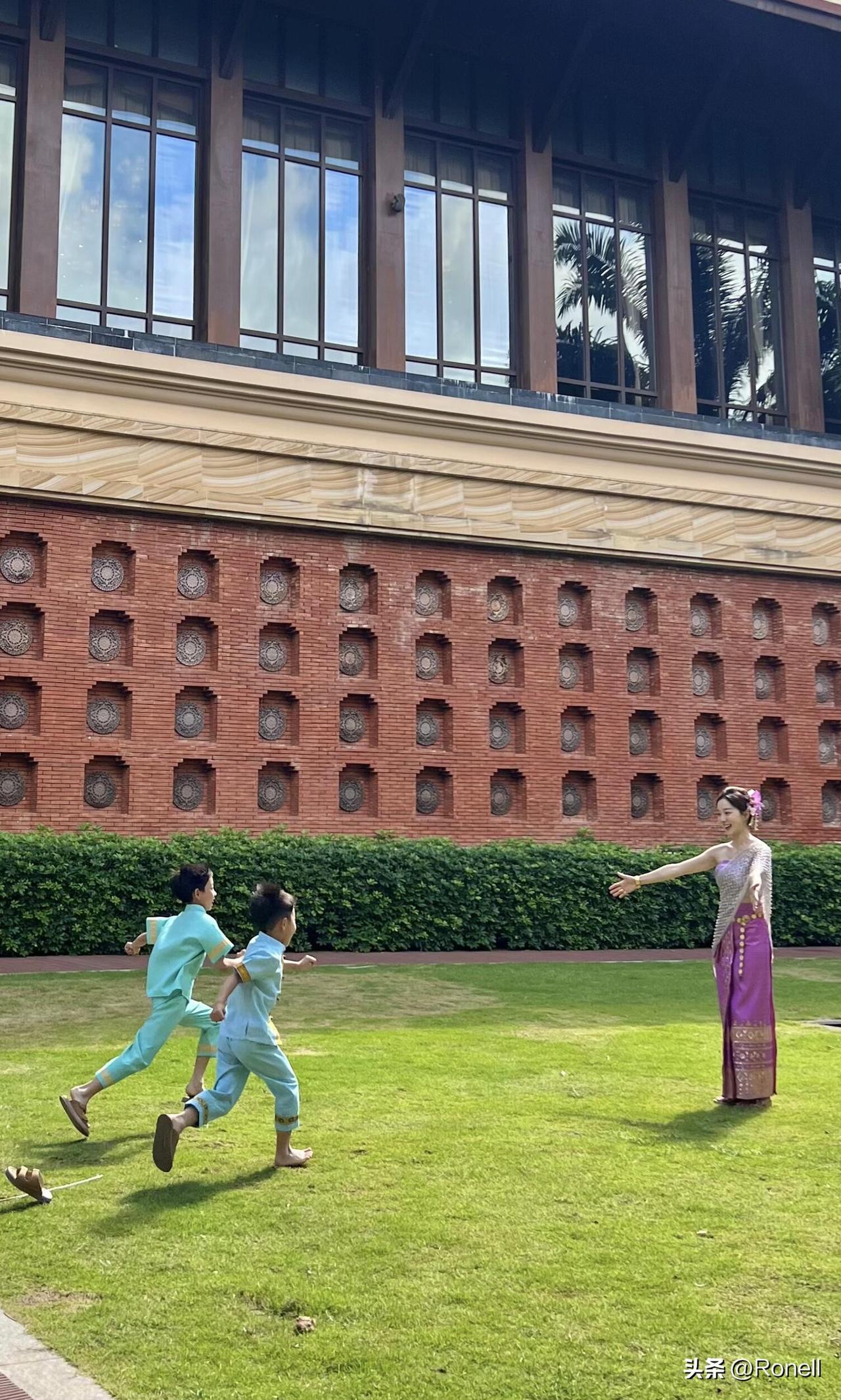 马龙的老婆夏露带着家人游西双版纳
好幸福的画面
