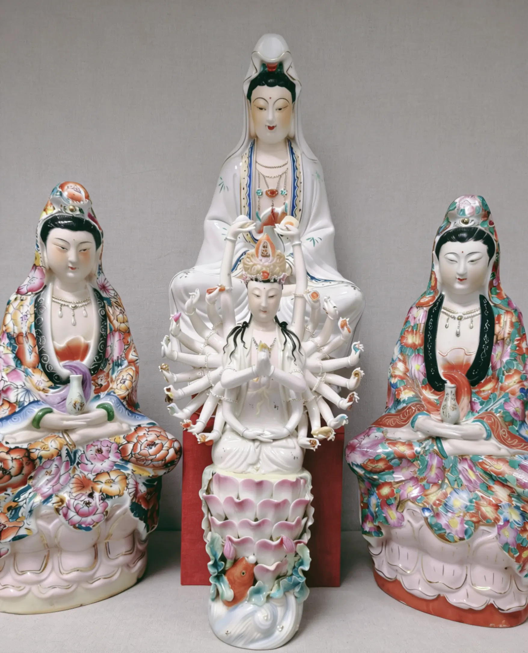 生披彩色衣，来把慈心济。 百花环法相，甘露润尘泥。