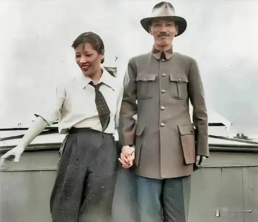 这才是蒋中正和宋美龄热恋时期的真实貌相，并非演员饰演的角色！这张老照片摄于上世纪