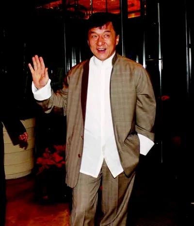香港三大才子的黄霑，曾经喝酒口出狂言得罪了成龙，醒来的第2天去找成龙磕头道歉。