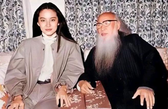 1983年，导演徐克为求张大千墨宝，亲自登门拜访。

当时84岁的张大千已传出封