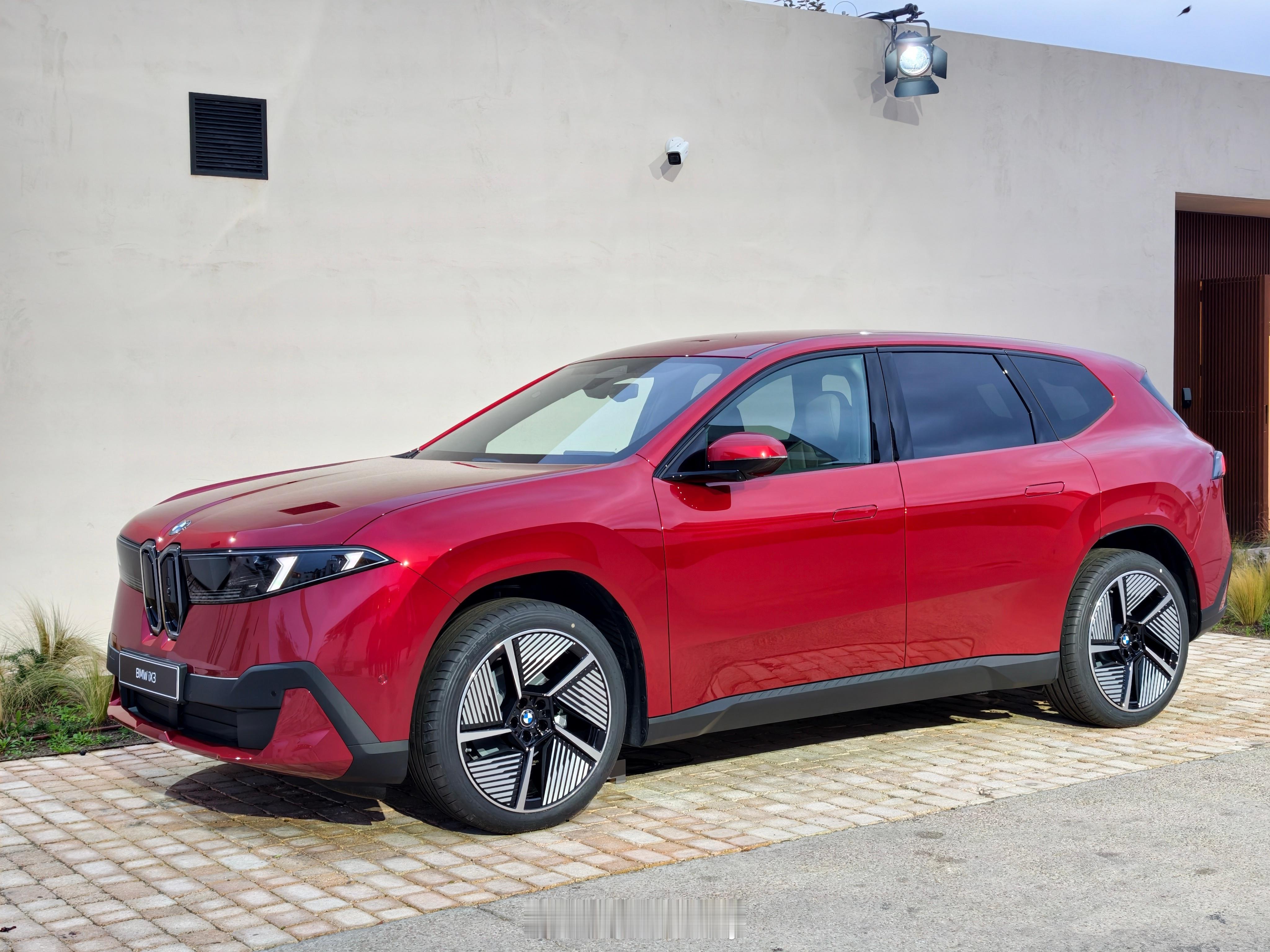 新世代BMW iX3，红色。目前还不知道这个颜色的命名。我愿称之为，中国红。智能