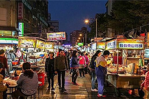 近日，台湾“民主文教基金会”公布民调，61.6%的民众同意“与其等待大陆决定台湾