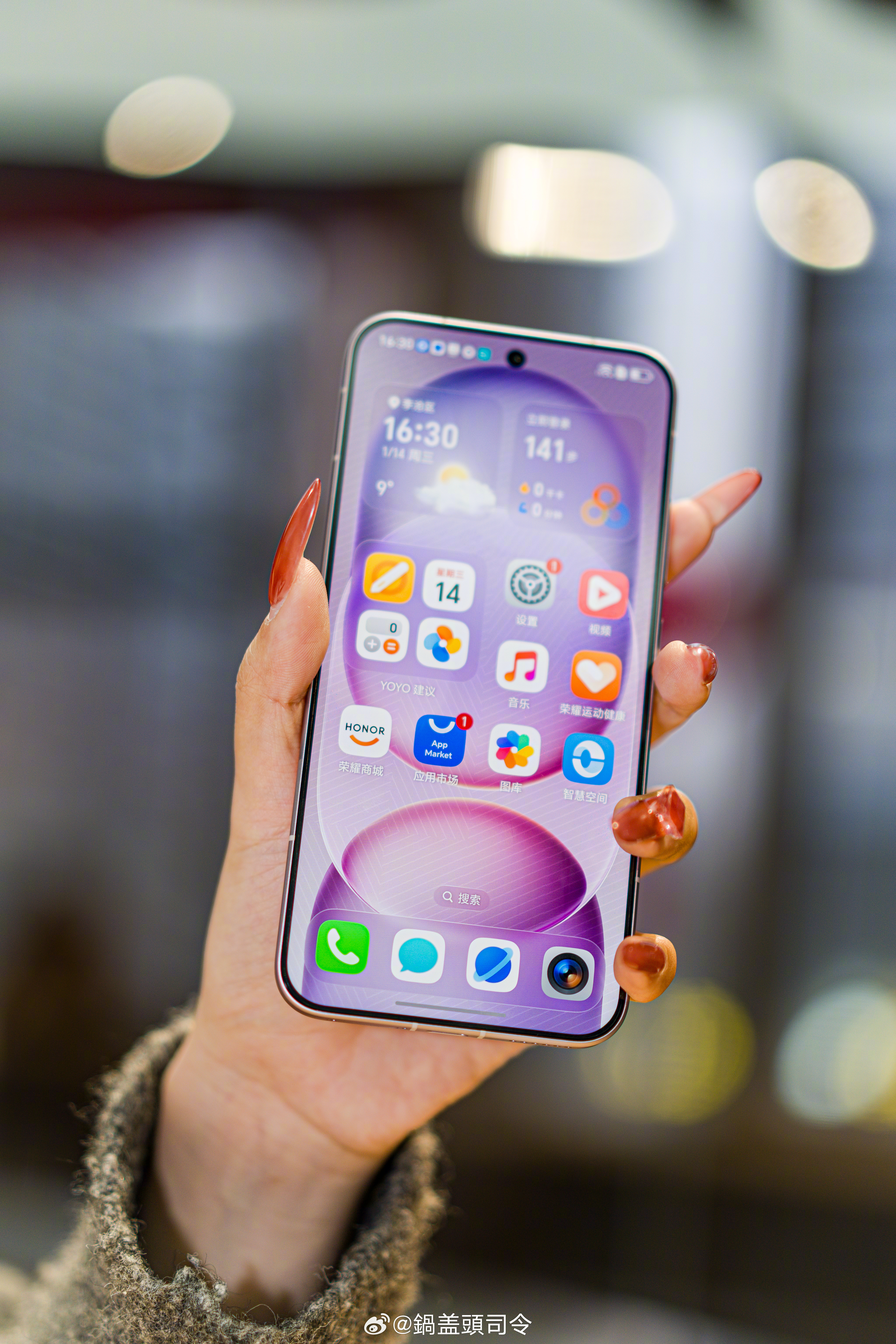 同事拍的荣耀Magic8 pro Air图赏。6.1mm超薄，握着手感巨舒服，缎