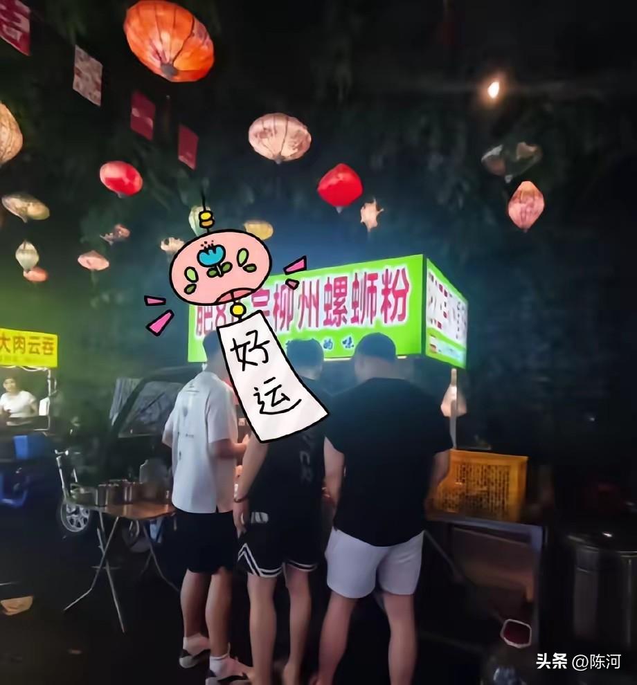 日前，有球迷在柳州街头偶遇庞峥麟，这时，他正在一家螺蛳粉店点餐，身边还有两名好友